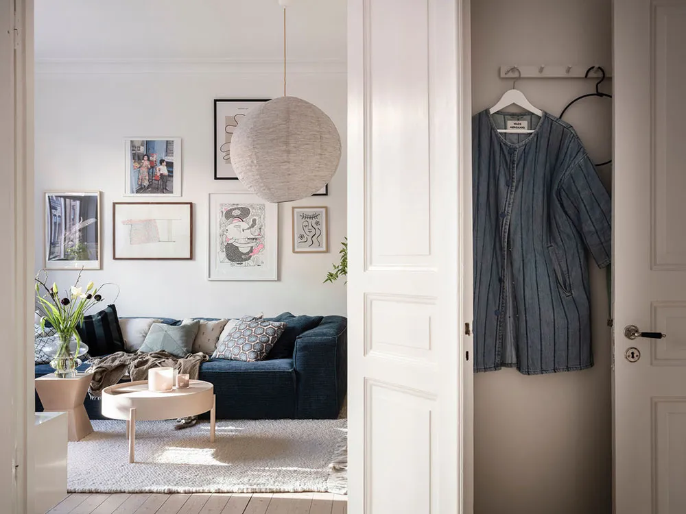 Weißer skandinavischer Interior mit lebendigem Dekor in Schweden (72 qm) - Gallery image 17