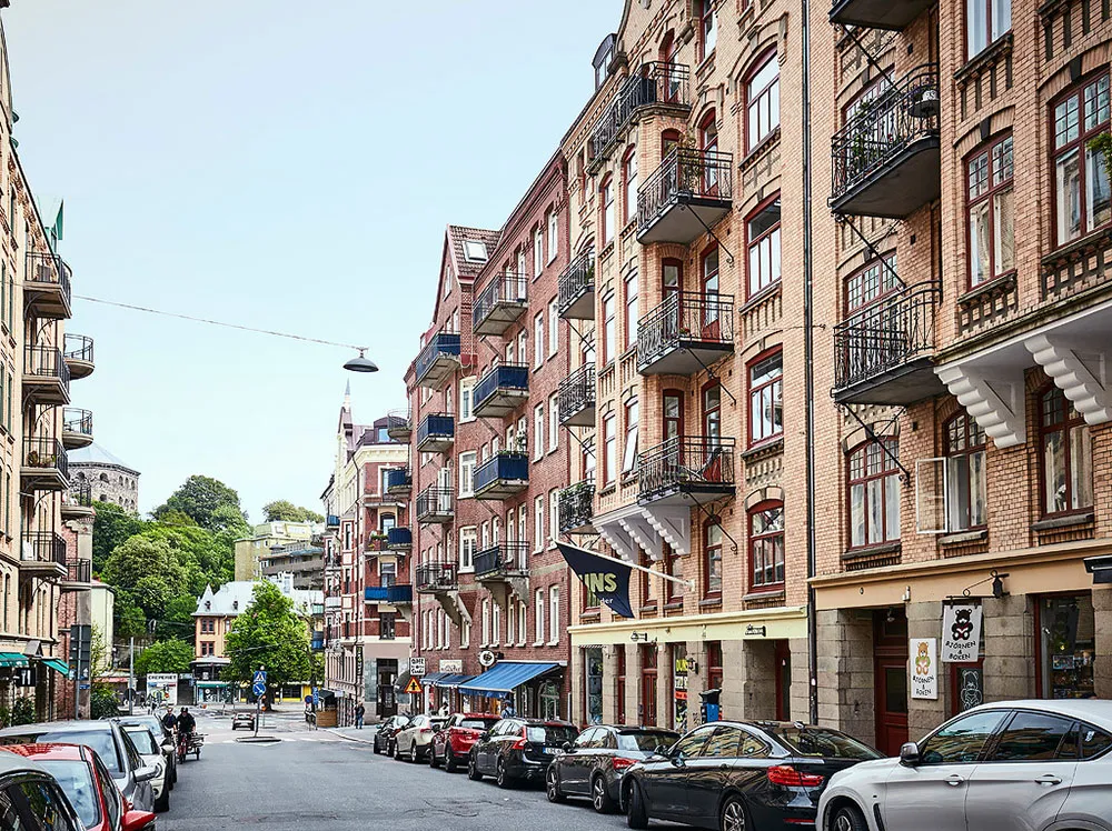 Weißer skandinavischer Interior mit lebendigem Dekor in Schweden (72 qm) - Gallery image 32