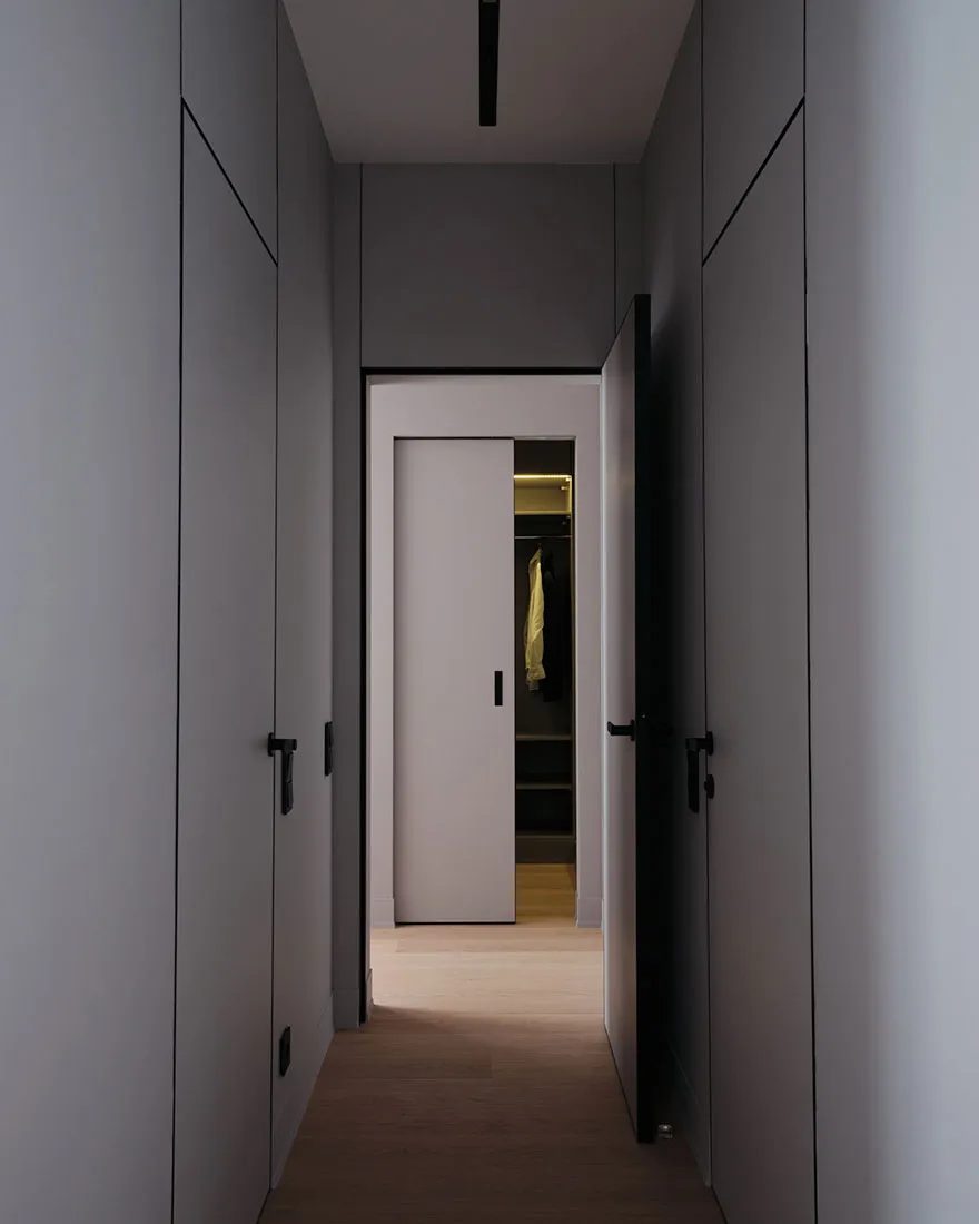 Кровать на подиуме и красный диван: квартира для студента в Санкт-Петербурге (75 кв. м) - Gallery image 11