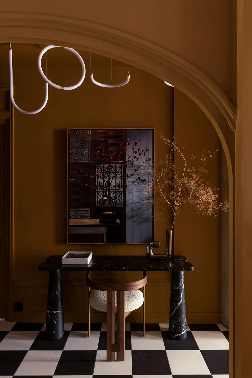 धारीदार छत एवं गोलाकार फर्नीचर: फ्रांस में एक असामान्य अपार्टमेंट का आंतरिक डिज़ाइन - Gallery image 1