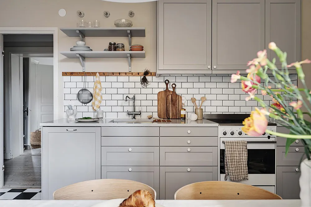 Helle skandinavische Wohnung mit beeindruckender blauer Schlafzimmer - Gallery image 21