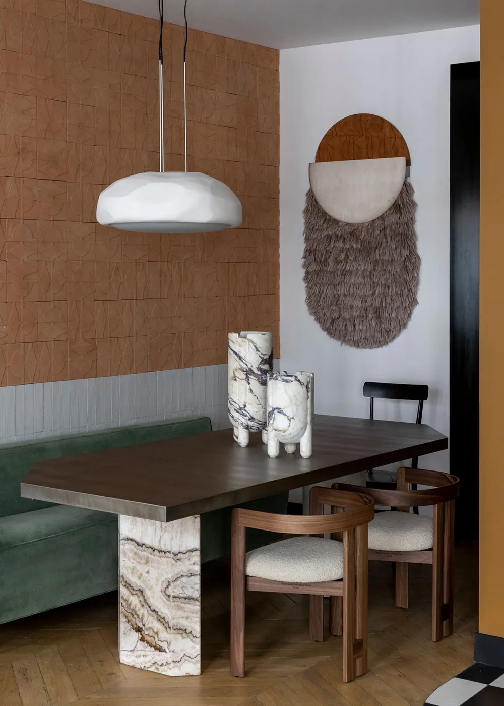 धारीदार छत एवं गोलाकार फर्नीचर: फ्रांस में एक असामान्य अपार्टमेंट का आंतरिक डिज़ाइन - Gallery image 12