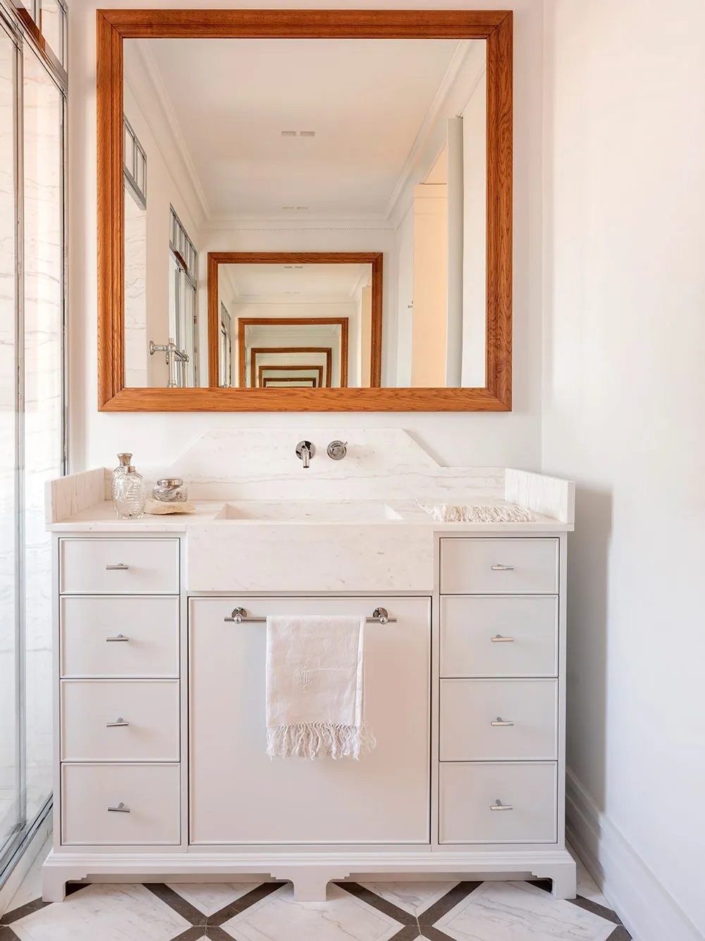 Jasny i ciepły wnętrze mieszkania w starym domu w Madrycie - Gallery image 10