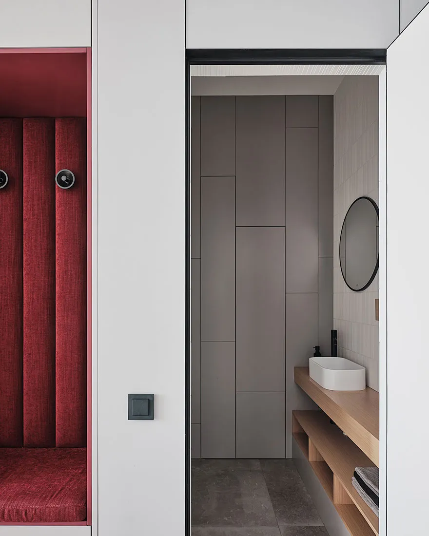 Кровать на подиуме и красный диван: квартира для студента в Санкт-Петербурге (75 кв. м) - Gallery image 20