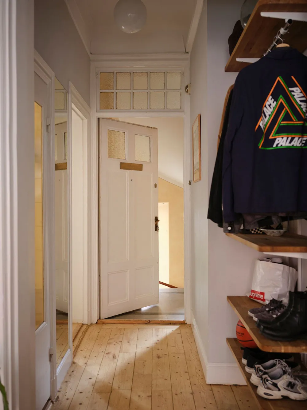 Interior escandinavo tranquilo con suaves notas otoñales en el diseño (67 m²) - Gallery image 31