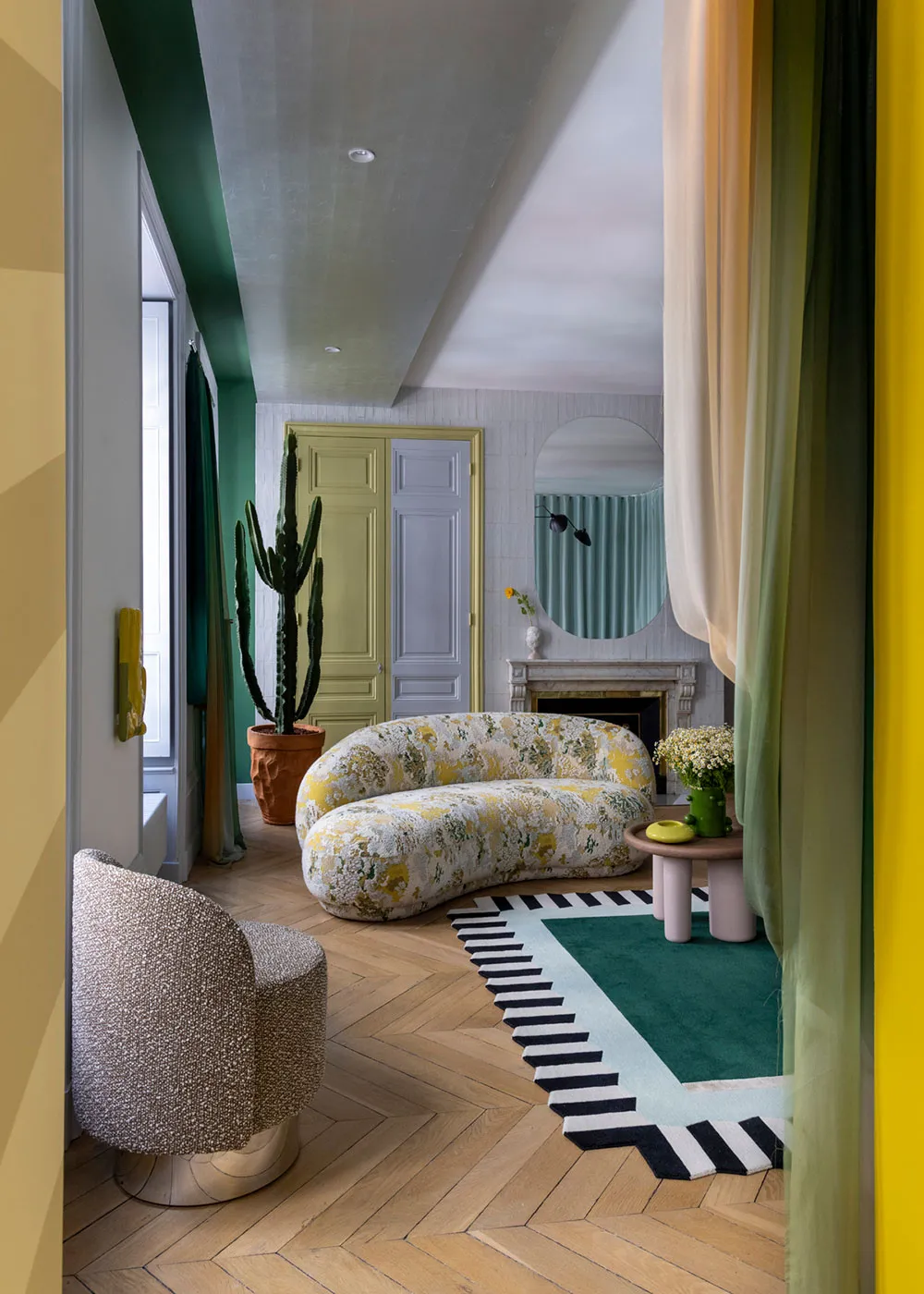 धारीदार छत एवं गोलाकार फर्नीचर: फ्रांस में एक असामान्य अपार्टमेंट का आंतरिक डिज़ाइन - Gallery image 5