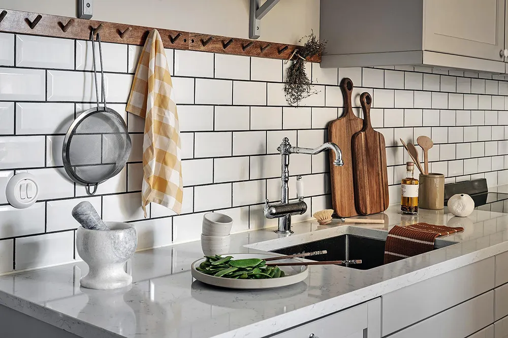 Helle skandinavische Wohnung mit beeindruckender blauer Schlafzimmer - Gallery image 22