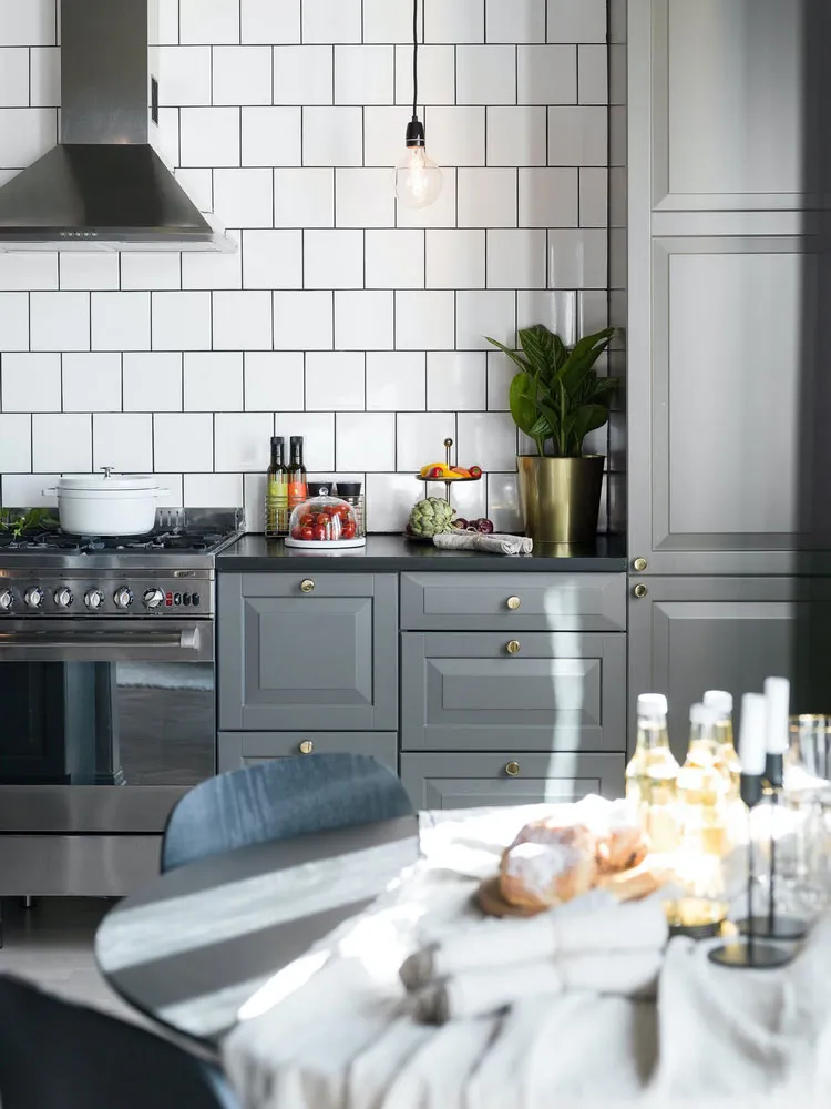 Pequeña estudio en tonos oscuros con habitación en nicho (35 m²) - Gallery image 7