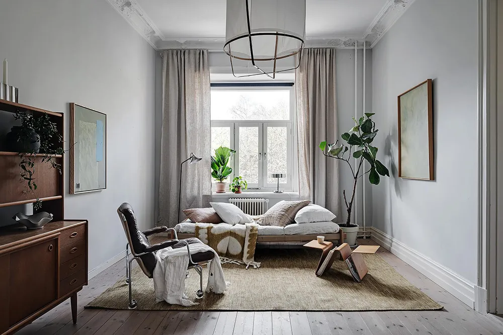 Helle skandinavische Wohnung mit beeindruckender blauer Schlafzimmer - Gallery image 16