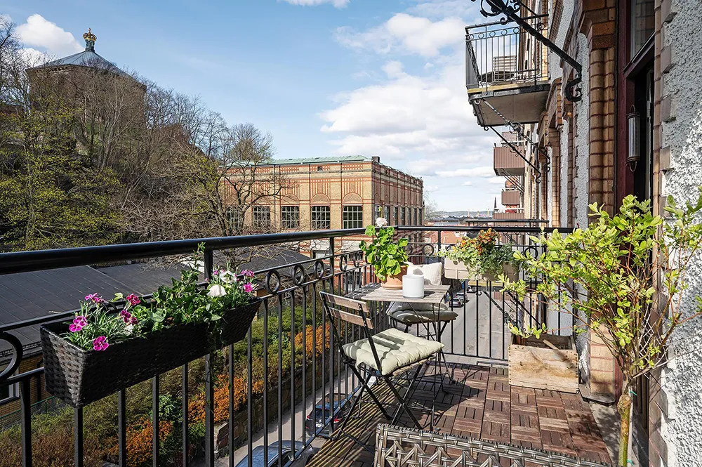 Helle skandinavische Wohnung mit beeindruckender blauer Schlafzimmer - Gallery image 5