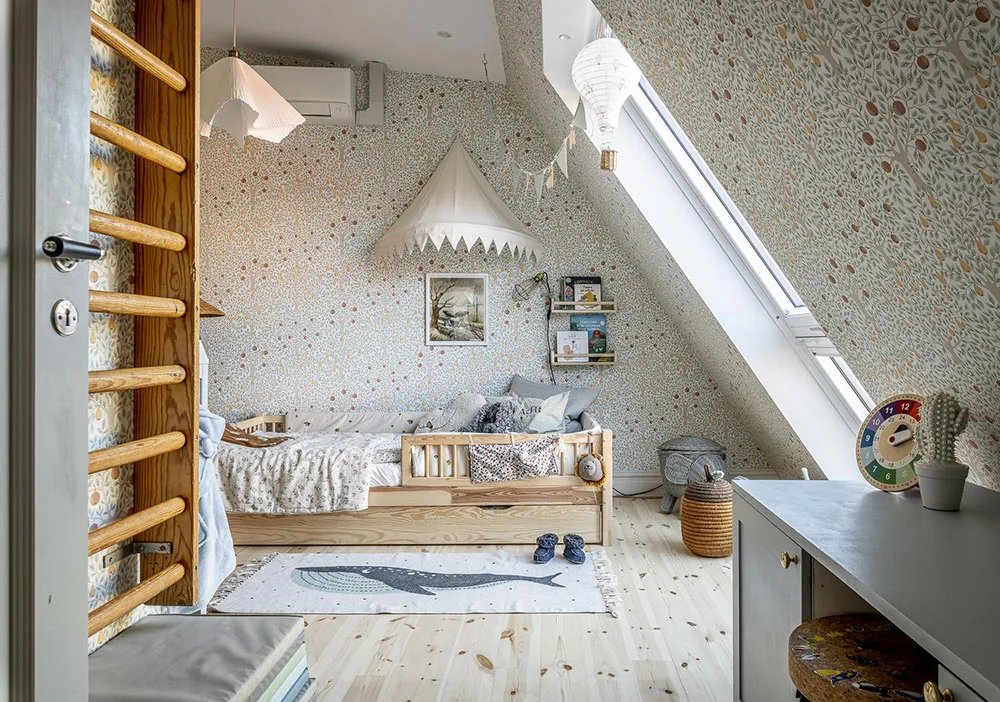 Molduras, ladrillo y mansardas: un interesante interior en Suecia - Gallery image 28