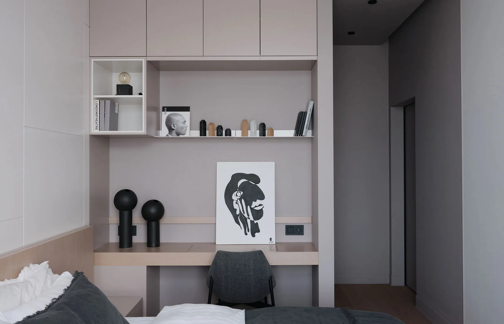 Кровать на подиуме и красный диван: квартира для студента в Санкт-Петербурге (75 кв. м) - Gallery image 17