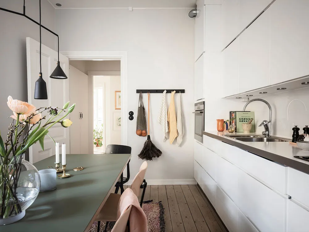 Weißer skandinavischer Interior mit lebendigem Dekor in Schweden (72 qm) - Gallery image 26