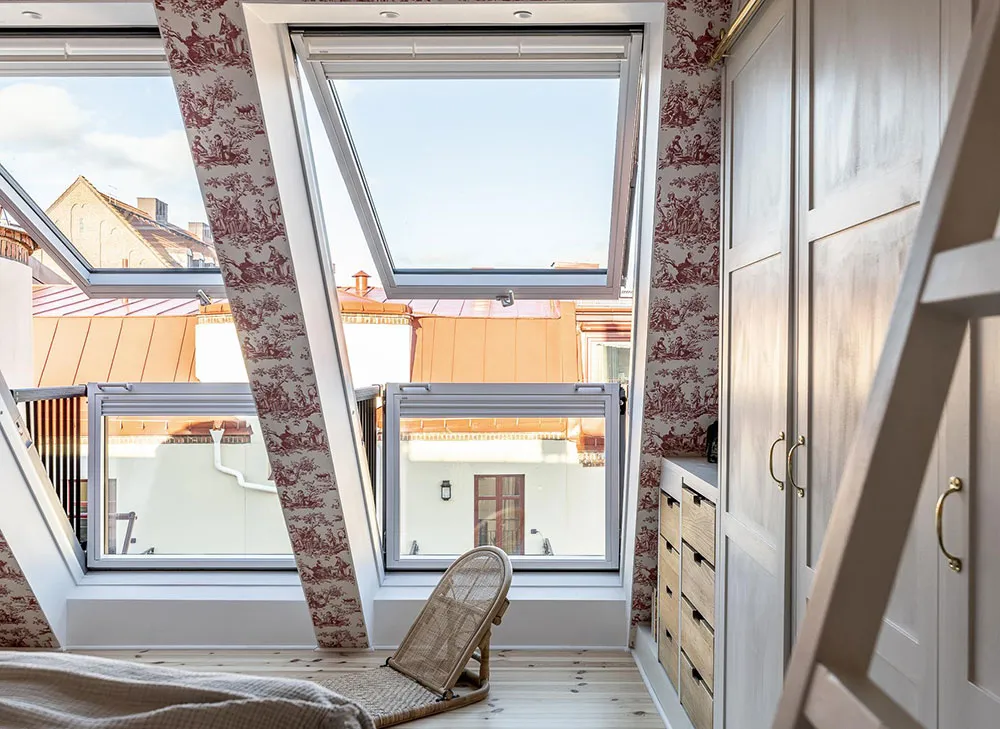 Molduras, ladrillo y mansardas: un interesante interior en Suecia - Gallery image 27