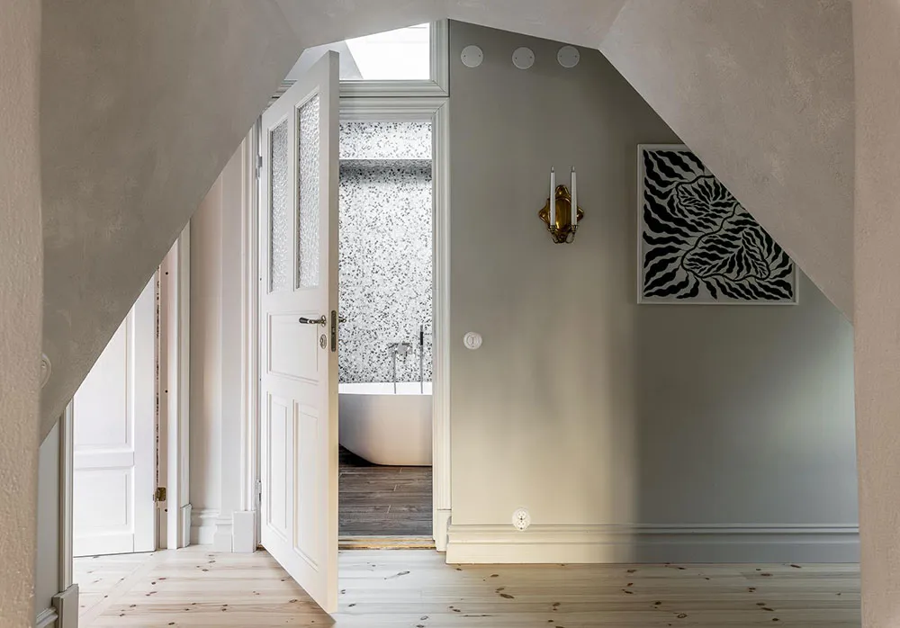 Molduras, ladrillo y mansardas: un interesante interior en Suecia - Gallery image 32