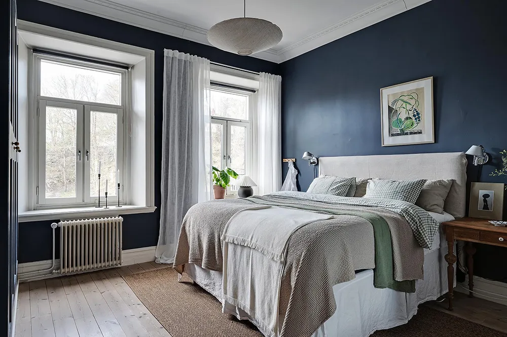 Helle skandinavische Wohnung mit beeindruckender blauer Schlafzimmer - Gallery image 11