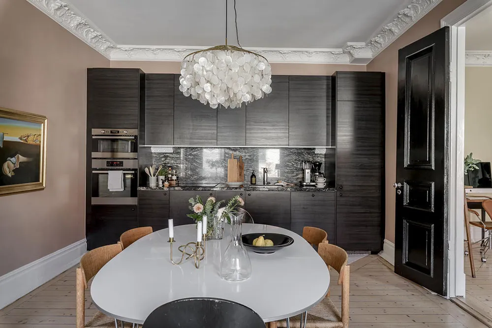 Belles portes noires et teintes intéressantes : appartement à Gothenburg (74 m²) - Gallery image 4