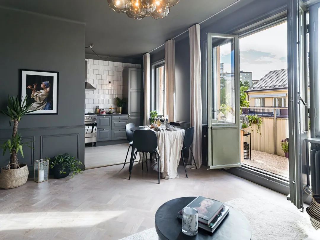 Pequeña estudio en tonos oscuros con habitación en nicho (35 m²) - Gallery image 1