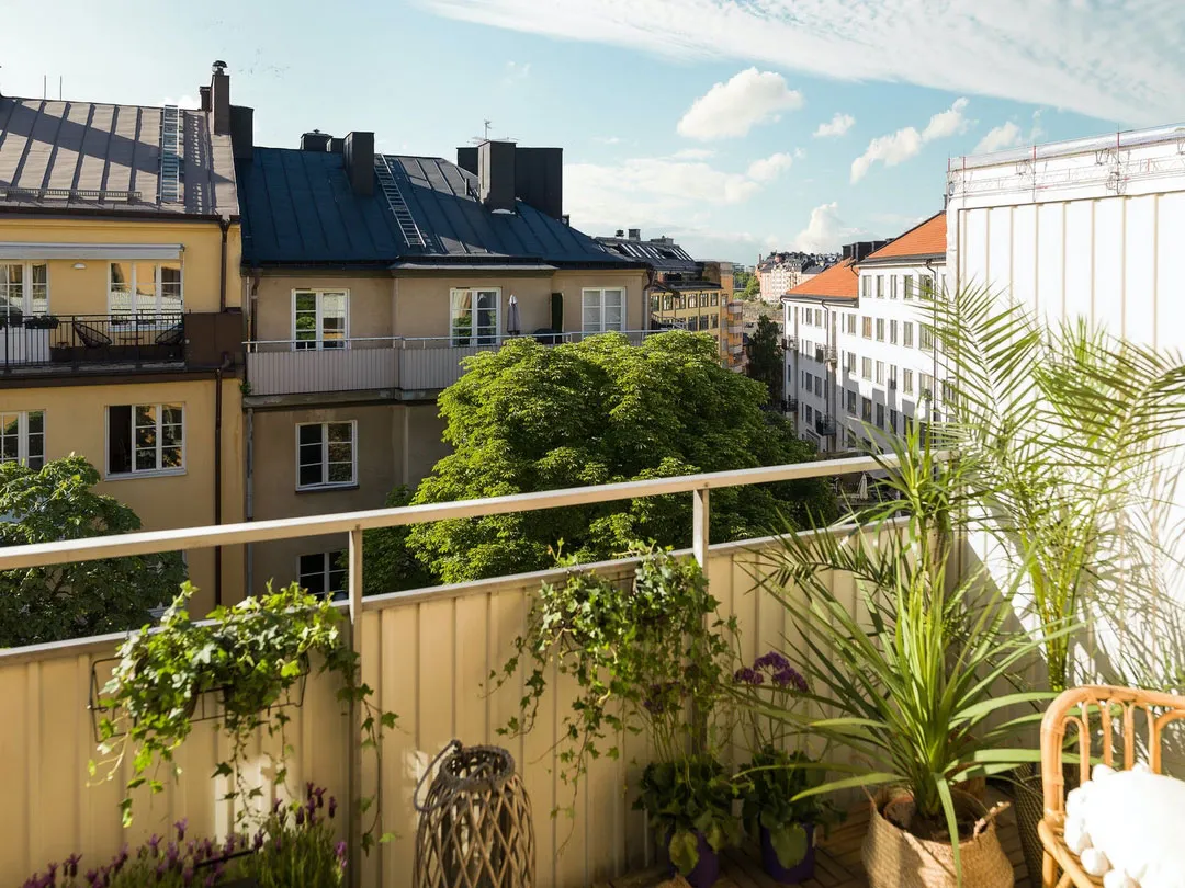 Pequeña estudio en tonos oscuros con habitación en nicho (35 m²) - Gallery image 14