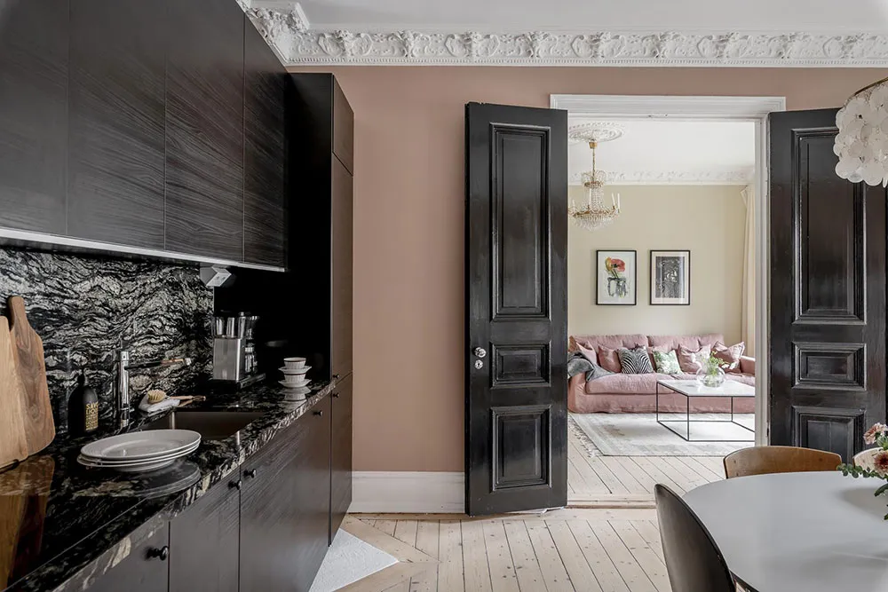 Belles portes noires et teintes intéressantes : appartement à Gothenburg (74 m²) - Gallery image 32