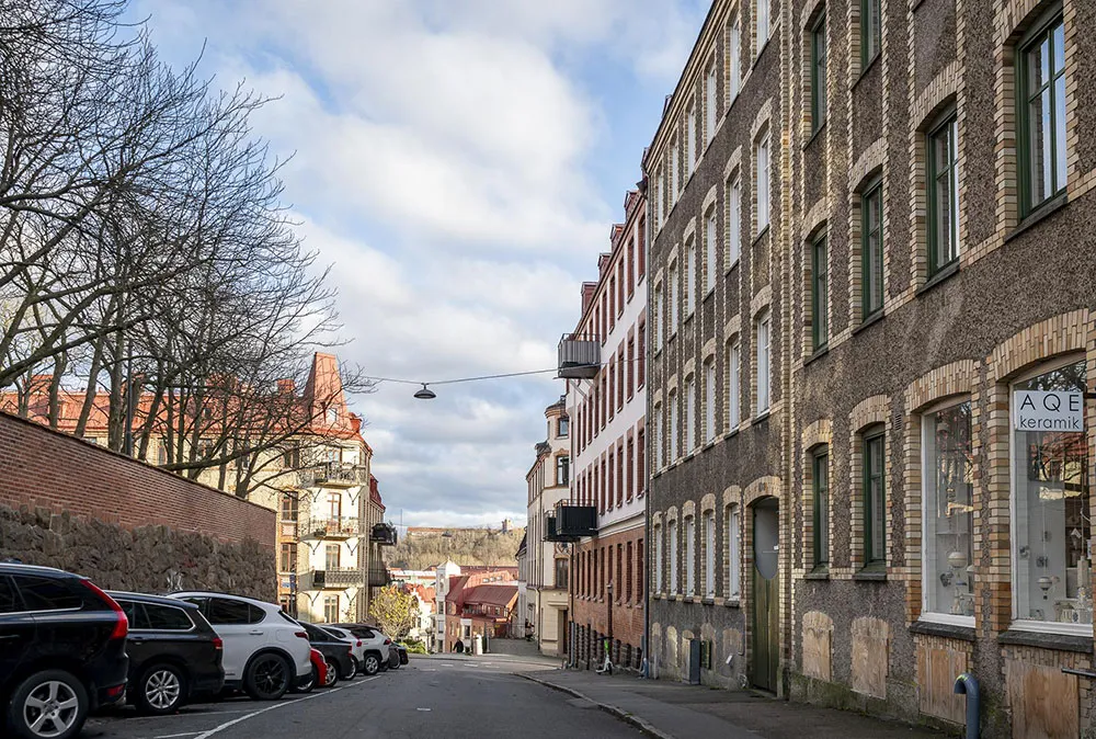 Molduras, ladrillo y mansardas: un interesante interior en Suecia - Gallery image 38