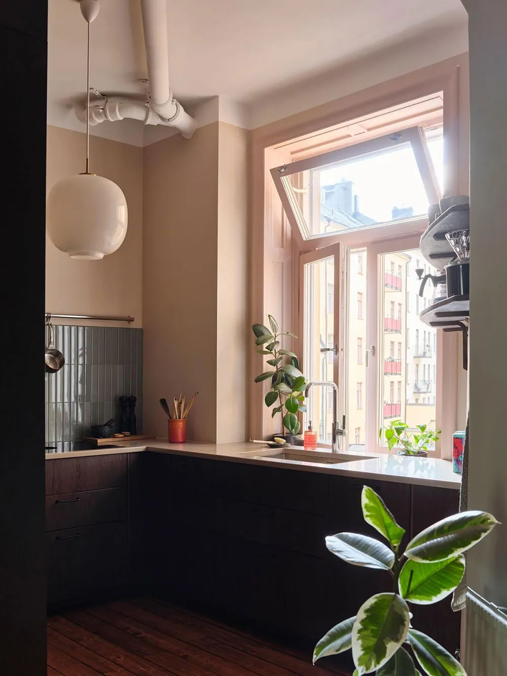 Appartement scandinave avec des détails féminins agréables - Gallery image 14