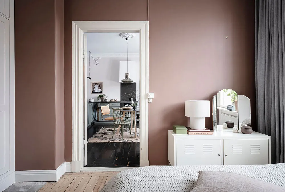 Sol noir dans la cuisine et jolies fenêtres : appartement dans une maison inhabituelle du XVIIIe siècle à Göteborg (71 m²) - Gallery image 18