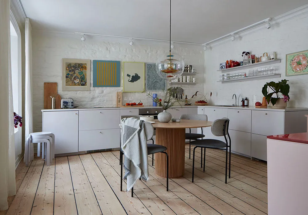 Scandinavie joyeuse : appartement aux couleurs vives et meubles design à Stockholm (64 m²) - Gallery image 9