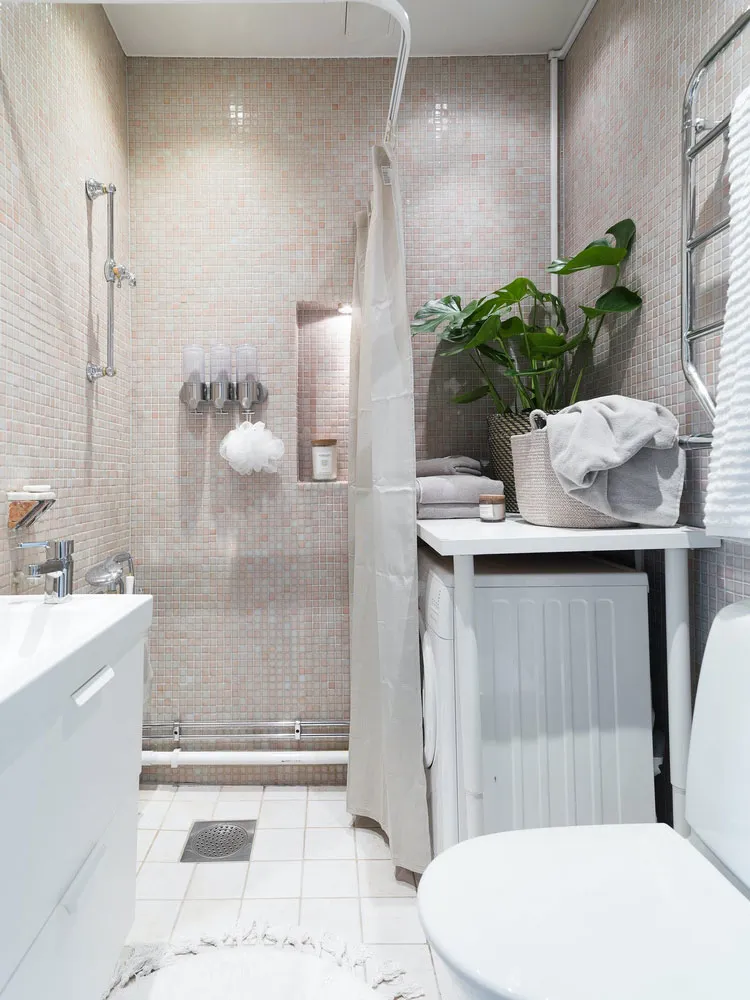 Pequeña estudio en tonos oscuros con habitación en nicho (35 m²) - Gallery image 17