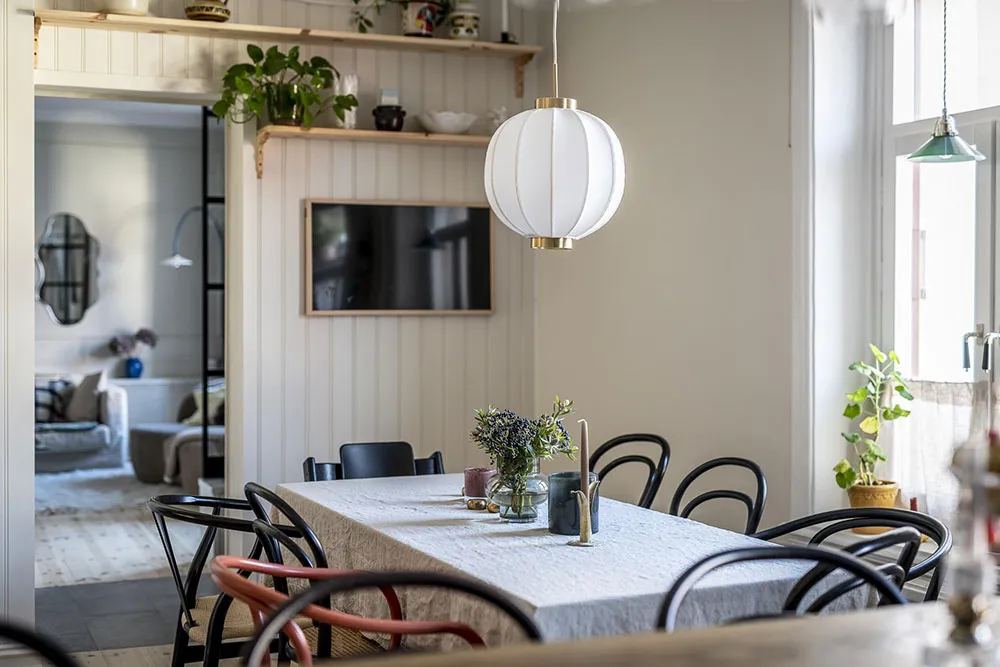 Molduras, ladrillo y mansardas: un interesante interior en Suecia - Gallery image 16