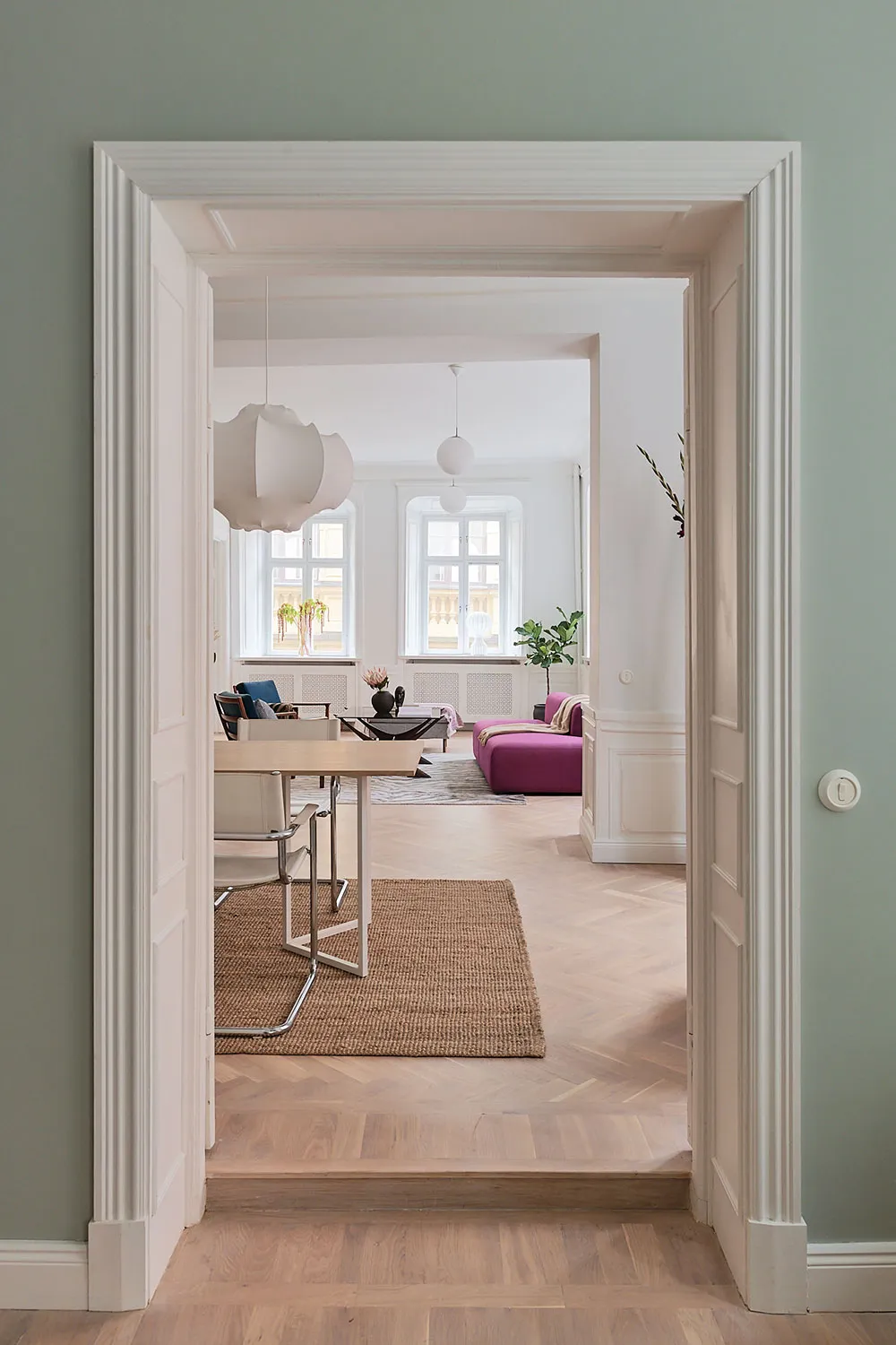 Skandynawski minimalizm z kolorowymi akcentami - Gallery image 17