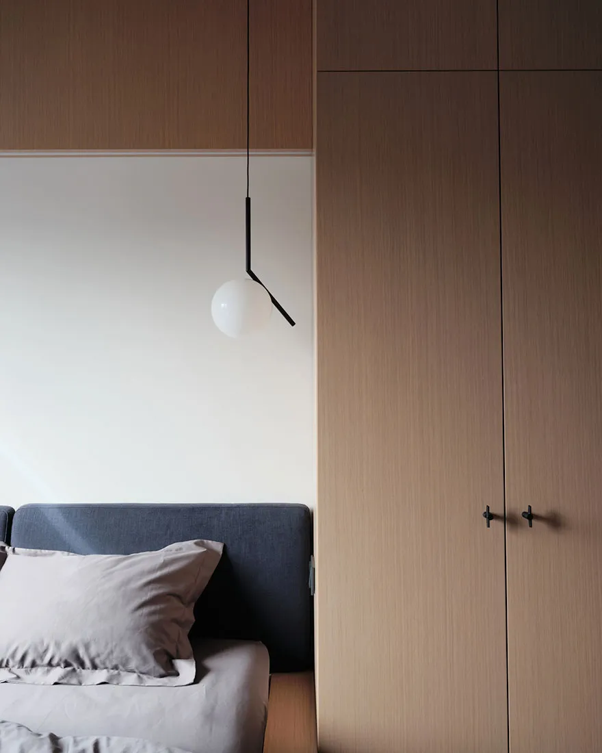 Кровать на подиуме и красный диван: квартира для студента в Санкт-Петербурге (75 кв. м) - Gallery image 9