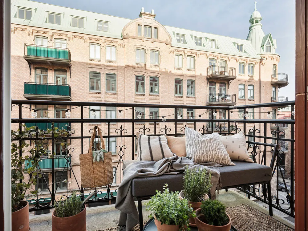 Weißer skandinavischer Interior mit lebendigem Dekor in Schweden (72 qm) - Gallery image 6