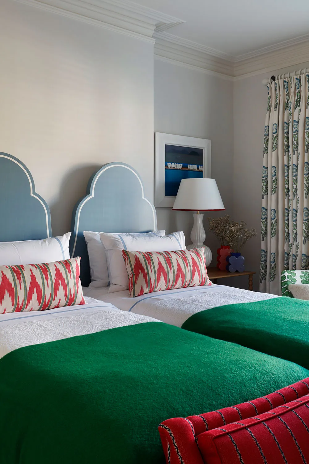 Vibrant Interior of an English Townhouse for a Large Family in London - Gallery image 12