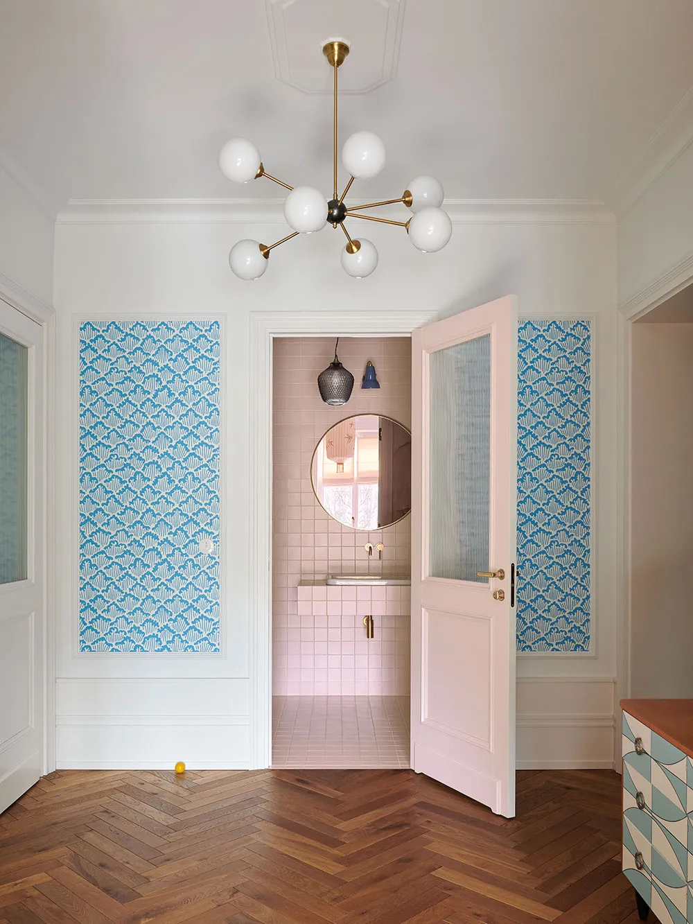 Kolorowy design w wygodnym domu w stylu art-deco w Warszawie - Gallery image 14