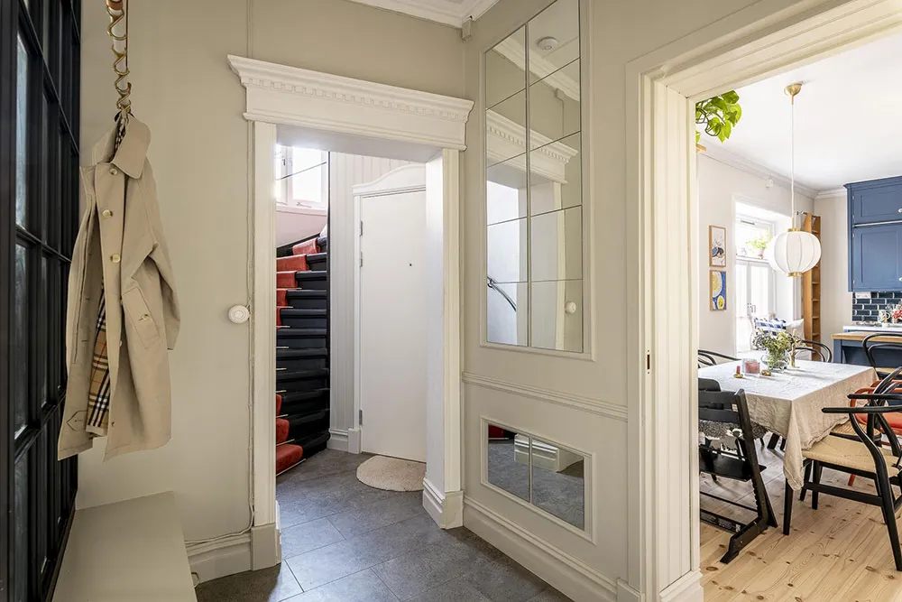 Molduras, ladrillo y mansardas: un interesante interior en Suecia - Gallery image 18