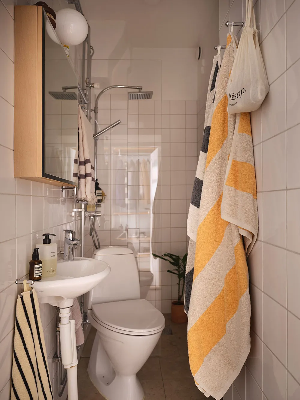 Interior escandinavo tranquilo con suaves notas otoñales en el diseño (67 m²) - Gallery image 30