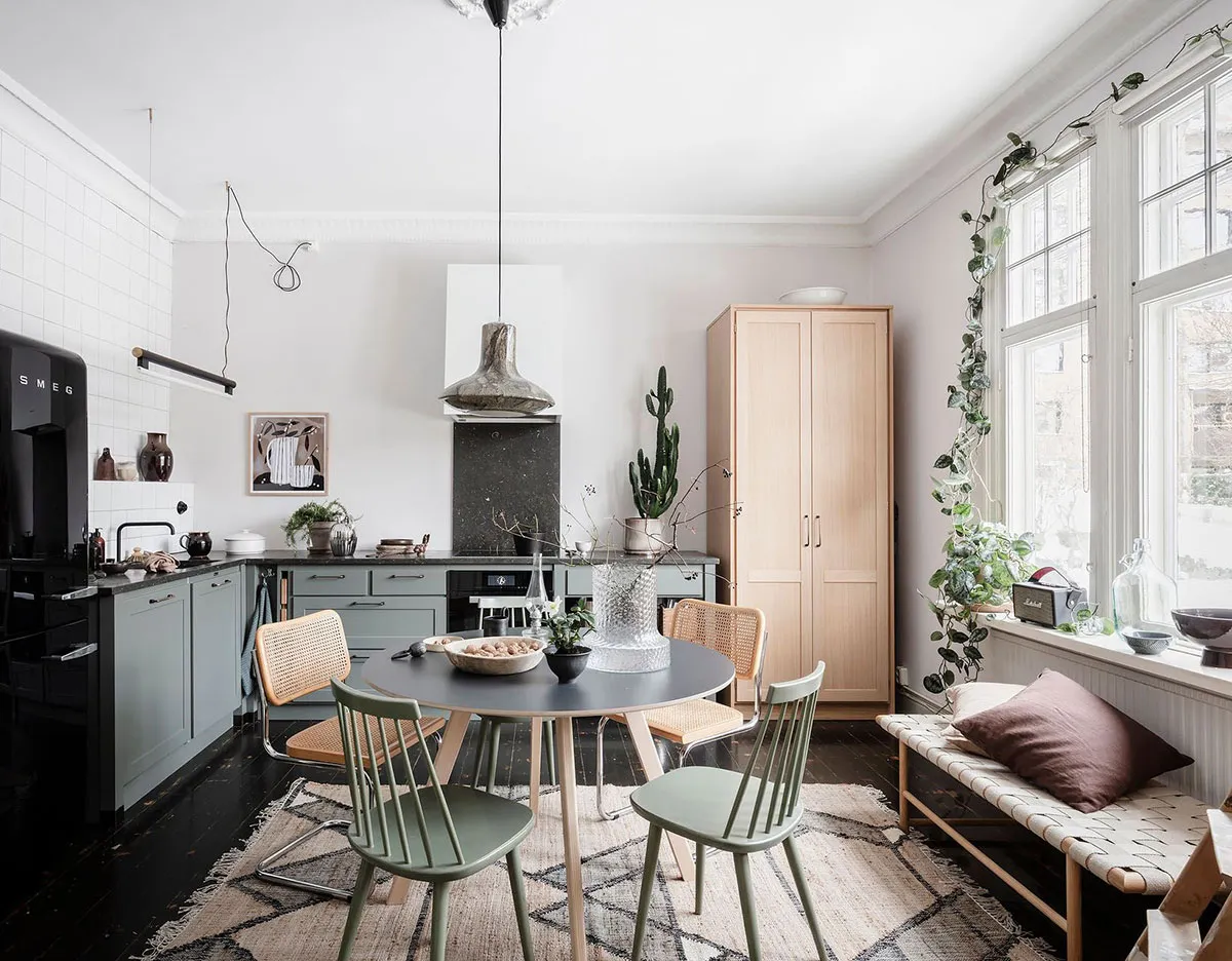 Sol noir dans la cuisine et jolies fenêtres : appartement dans une maison inhabituelle du XVIIIe siècle à Göteborg (71 m²) - Gallery image 8