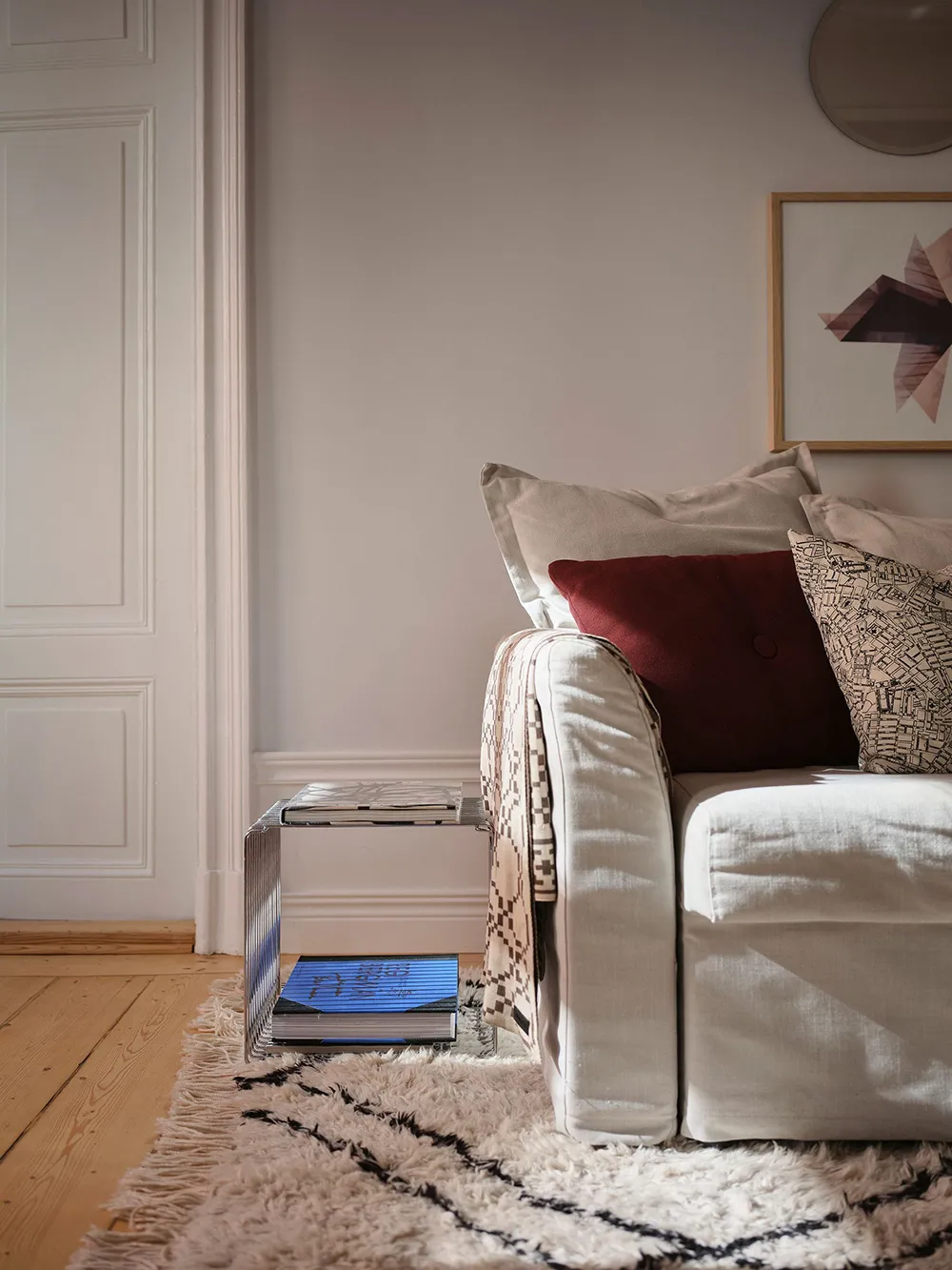 Interior escandinavo tranquilo con suaves notas otoñales en el diseño (67 m²) - Gallery image 3