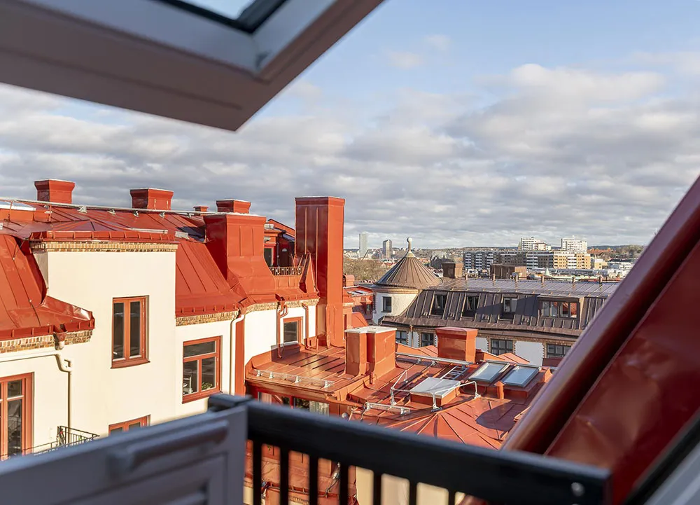 Molduras, ladrillo y mansardas: un interesante interior en Suecia - Gallery image 25