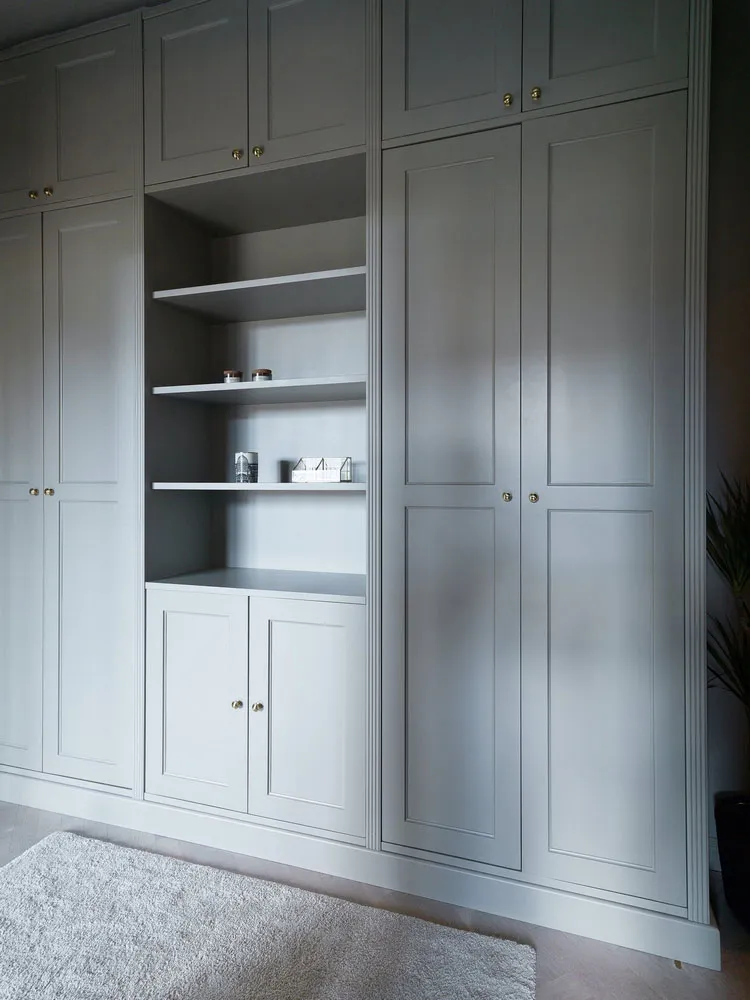 Pequeña estudio en tonos oscuros con habitación en nicho (35 m²) - Gallery image 16