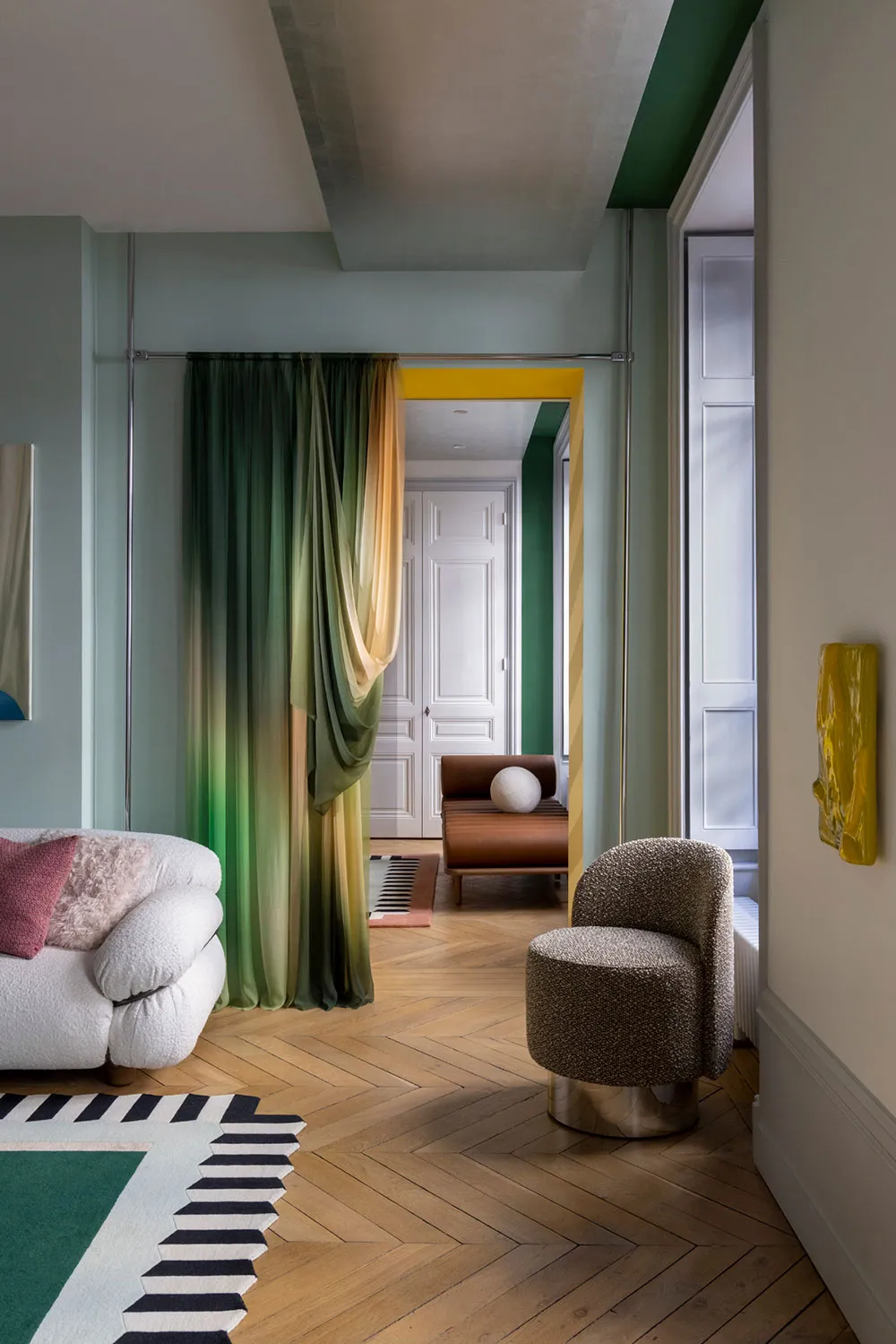 धारीदार छत एवं गोलाकार फर्नीचर: फ्रांस में एक असामान्य अपार्टमेंट का आंतरिक डिज़ाइन - Gallery image 6