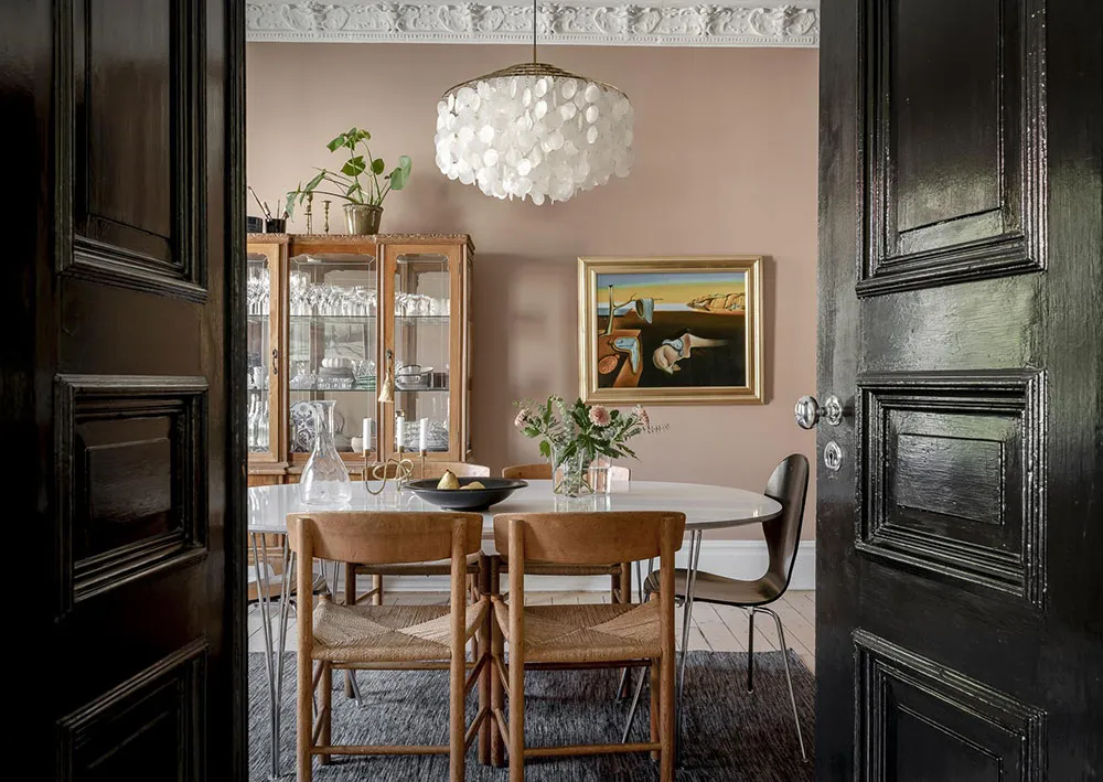 Belles portes noires et teintes intéressantes : appartement à Gothenburg (74 m²) - Gallery image 2