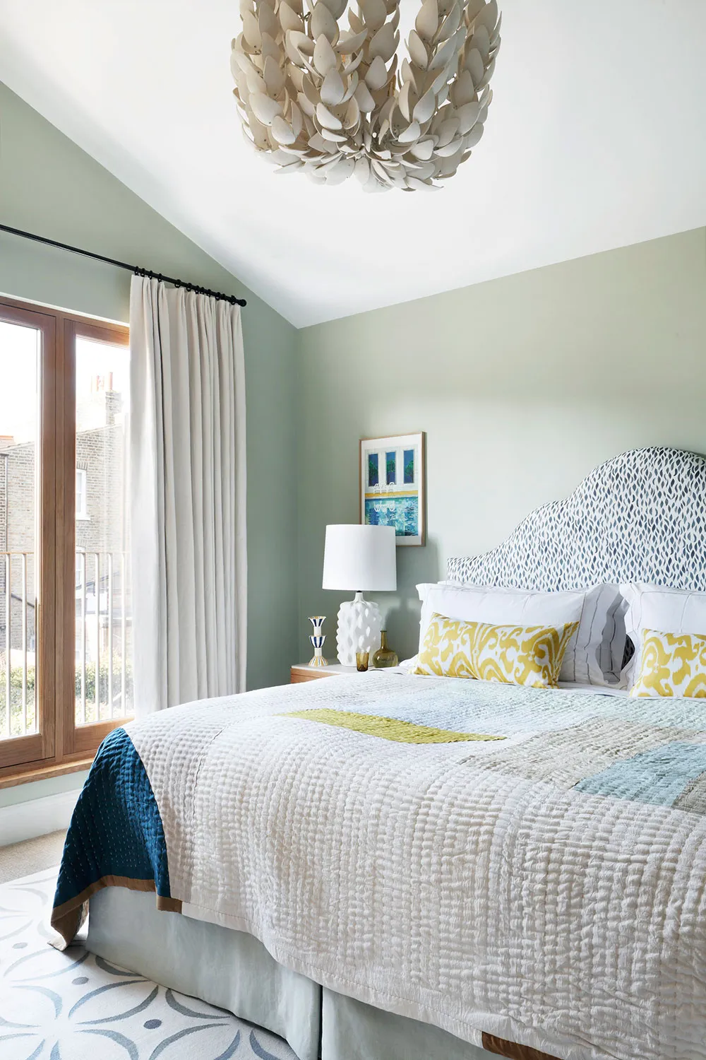 Vibrant Interior of an English Townhouse for a Large Family in London - Gallery image 7