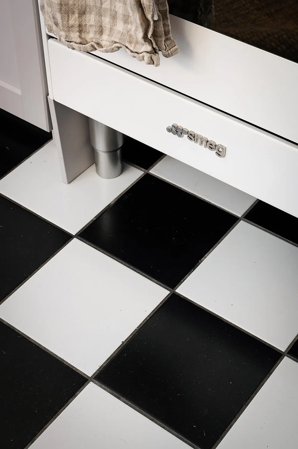 Helle skandinavische Wohnung mit beeindruckender blauer Schlafzimmer - Gallery image 27