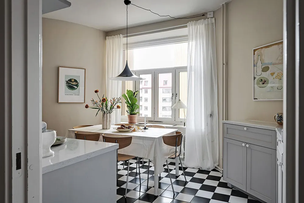 Helle skandinavische Wohnung mit beeindruckender blauer Schlafzimmer - Gallery image 28