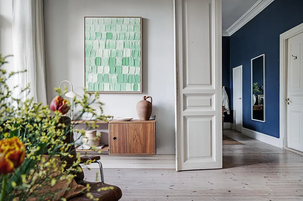 Helle skandinavische Wohnung mit beeindruckender blauer Schlafzimmer - Gallery image 6