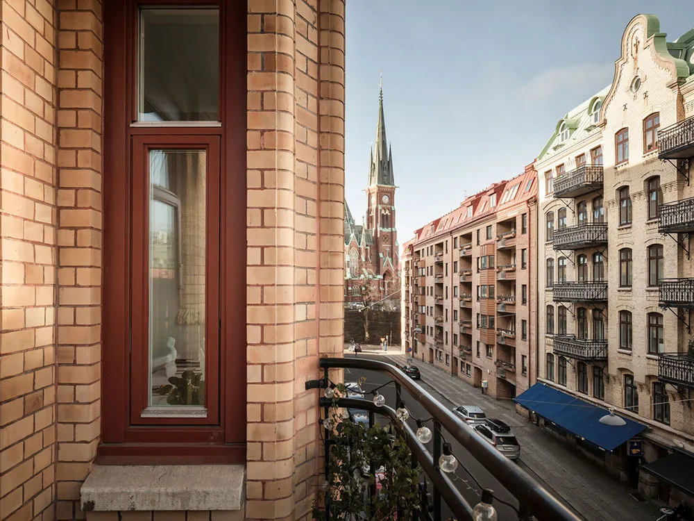 Weißer skandinavischer Interior mit lebendigem Dekor in Schweden (72 qm) - Gallery image 8