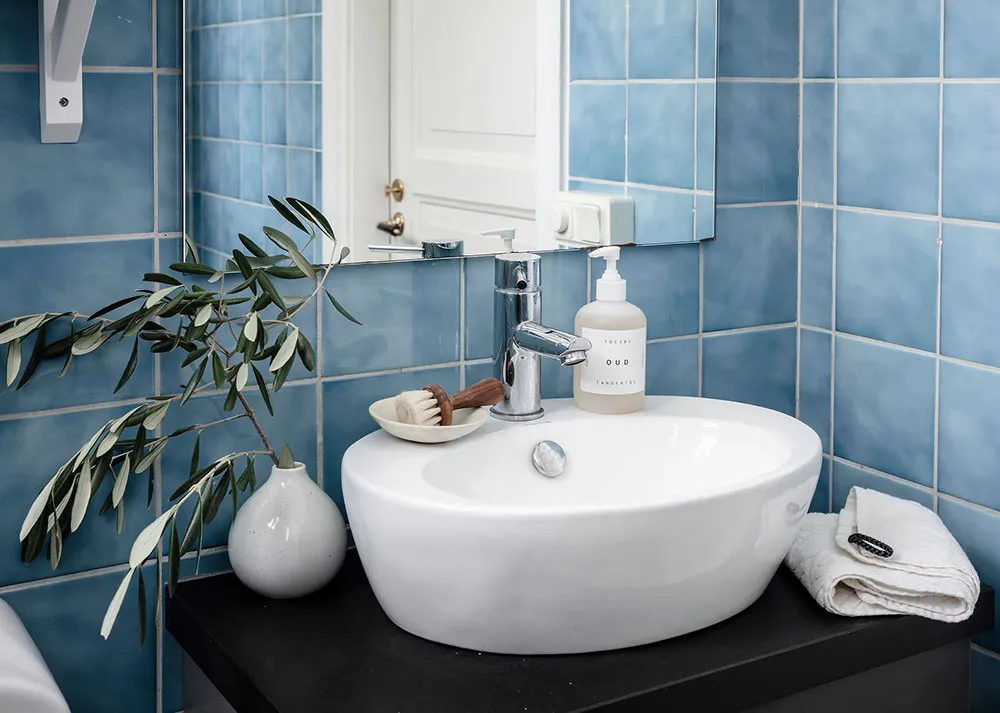 Sol noir dans la cuisine et jolies fenêtres : appartement dans une maison inhabituelle du XVIIIe siècle à Göteborg (71 m²) - Gallery image 28