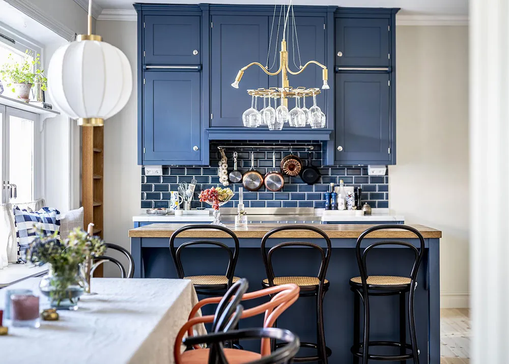 Molduras, ladrillo y mansardas: un interesante interior en Suecia - Gallery image 9